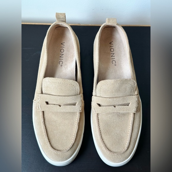 Vionic Suede Slip On Tan Loafers Woman’s Size 7.5 EUC - Picture 1 of 9